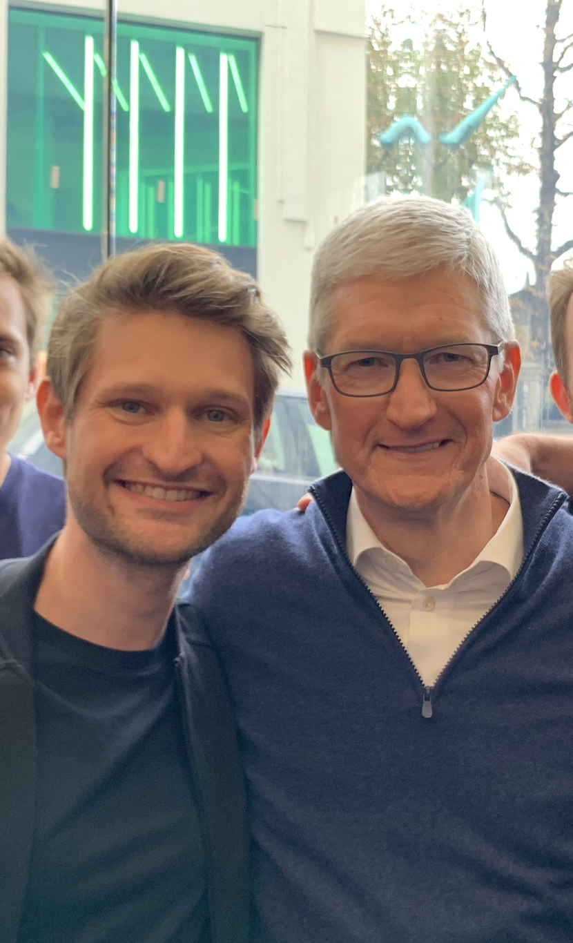 Michaël Pigeolet aux côtés de Tim Cook à Bruxelles, 2018 — interview CNN